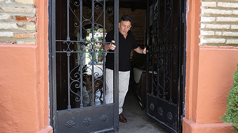 Rafael Córodoba cierra la cancela de su patio de Martín de Roa