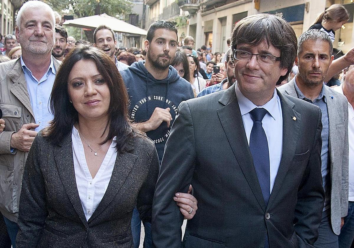 Carles Puigdemont junto a su mujer, la periodista Marcela Topor