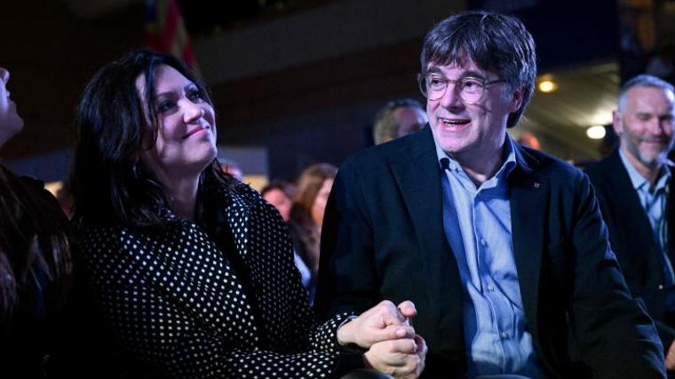 Carles Puigdemont junto a su mujer, Marcela Topor