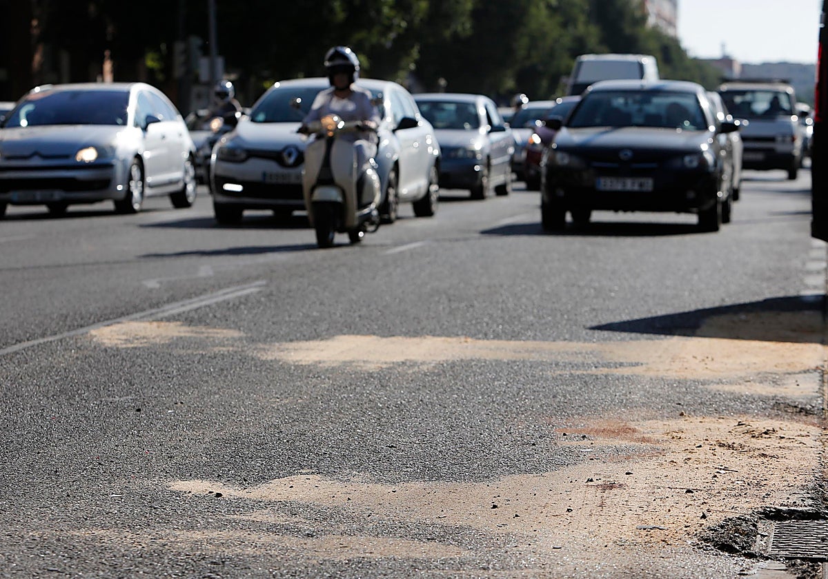 Restos de serrín en el Vial de córdoba tras un accidente de tráfico