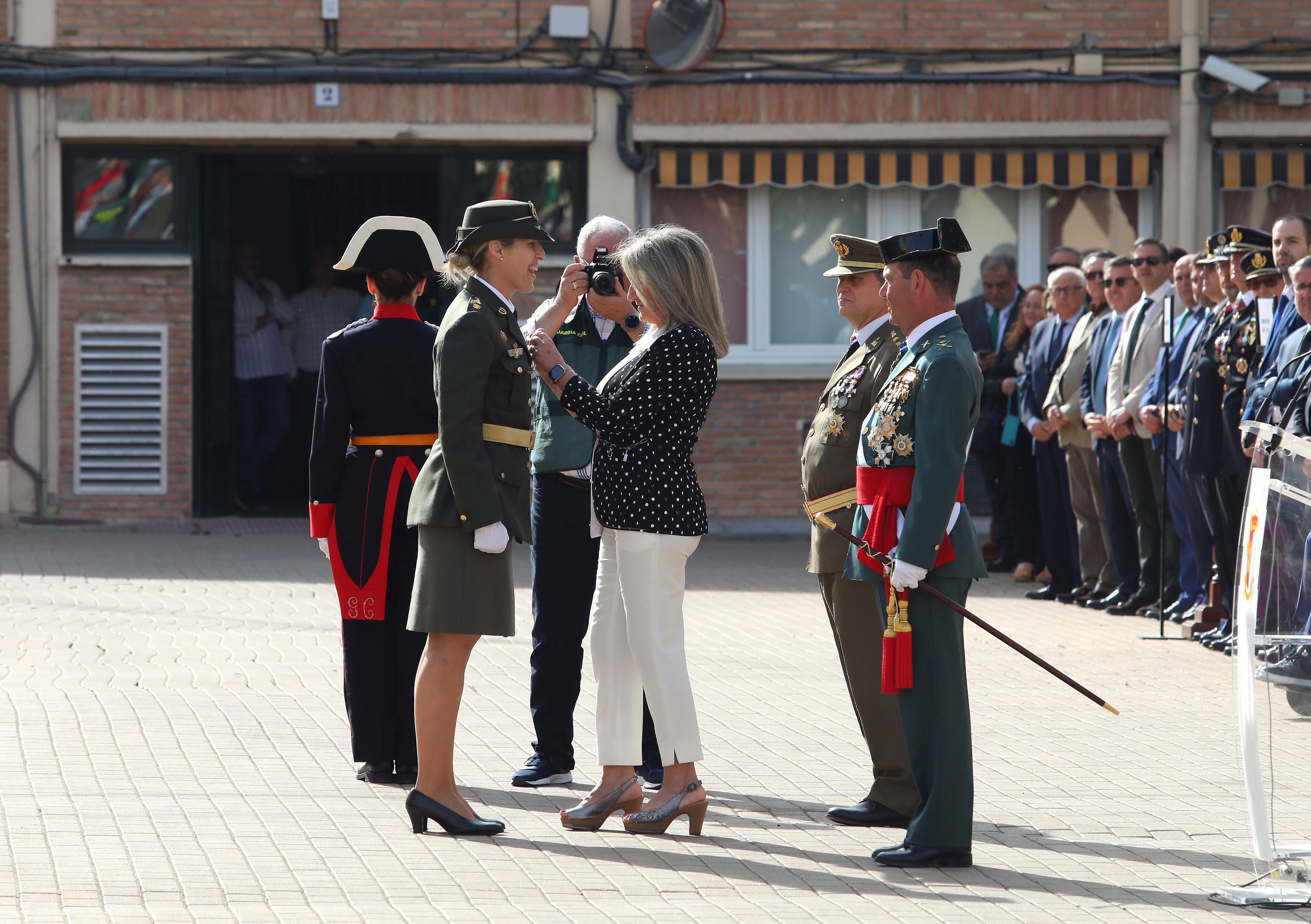 Tolón garantiza más recursos del Gobierno para los 5.000 guardias civiles de la región