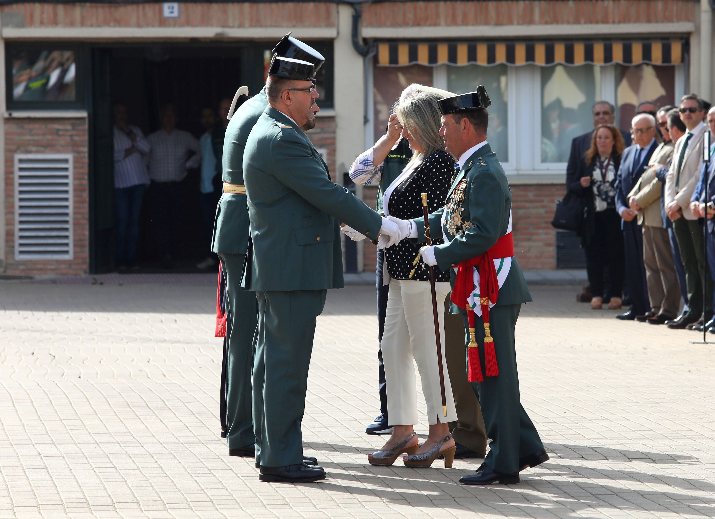 Tolón garantiza más recursos del Gobierno para los 5.000 guardias civiles de la región