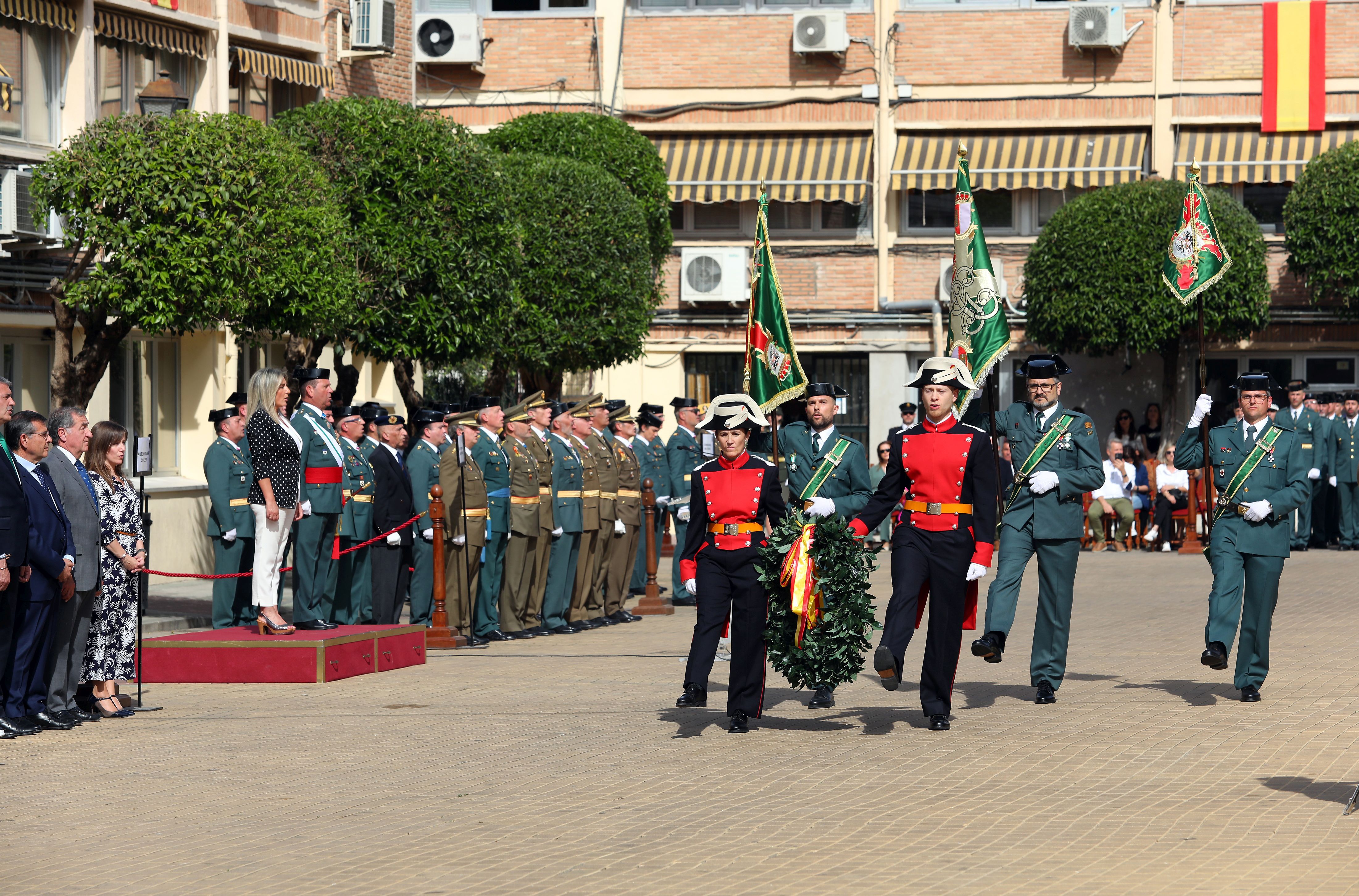 Tolón garantiza más recursos del Gobierno para los 5.000 guardias civiles de la región
