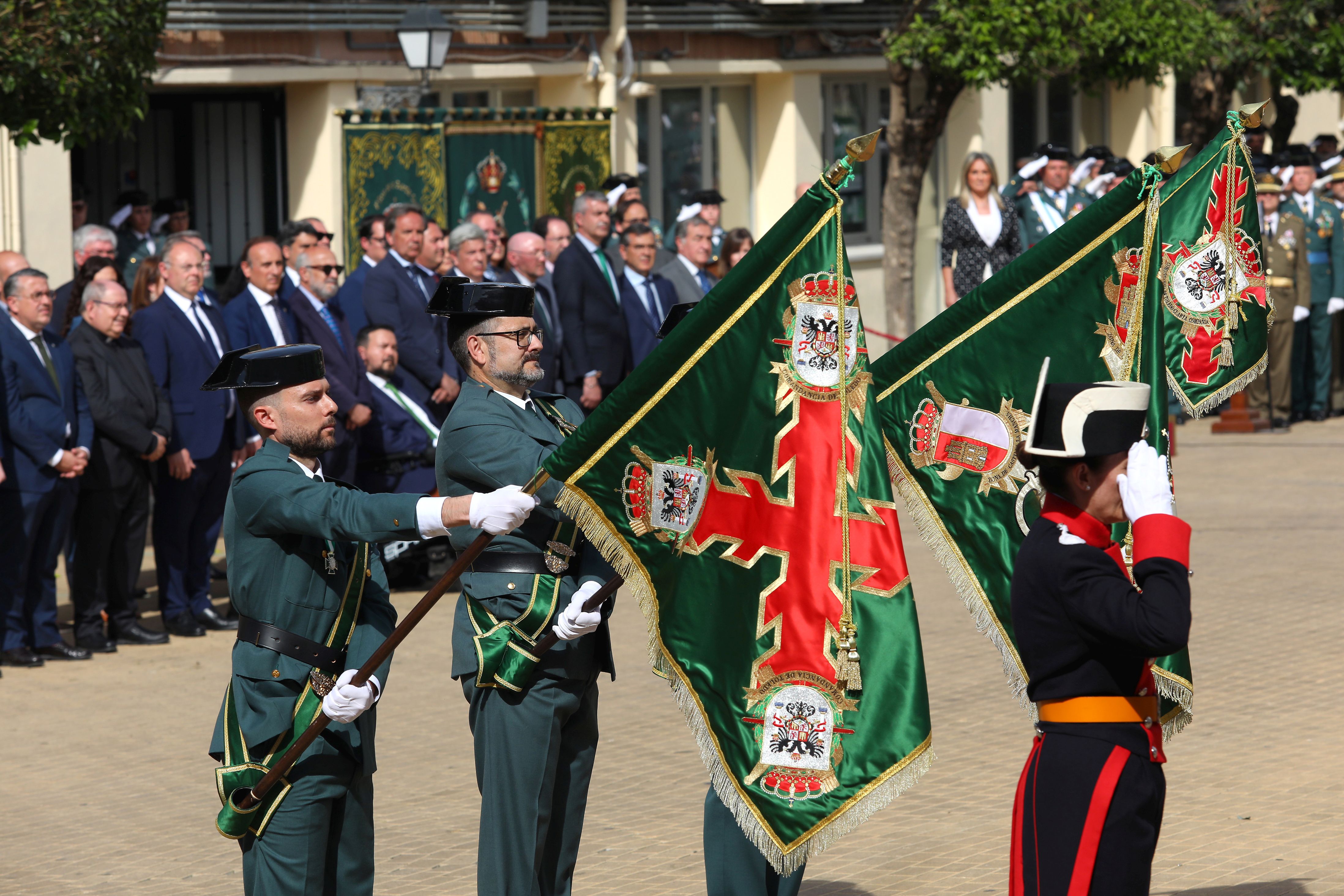 Tolón garantiza más recursos del Gobierno para los 5.000 guardias civiles de la región