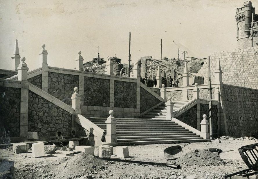 Construcción de la escalinata donde estuvo el Picadero en septiembre de 1945. La reforma concluiría creando dos niveles de jardines. 'Álbum de obras del Alcázar'. Archivo Municipal de Toledo