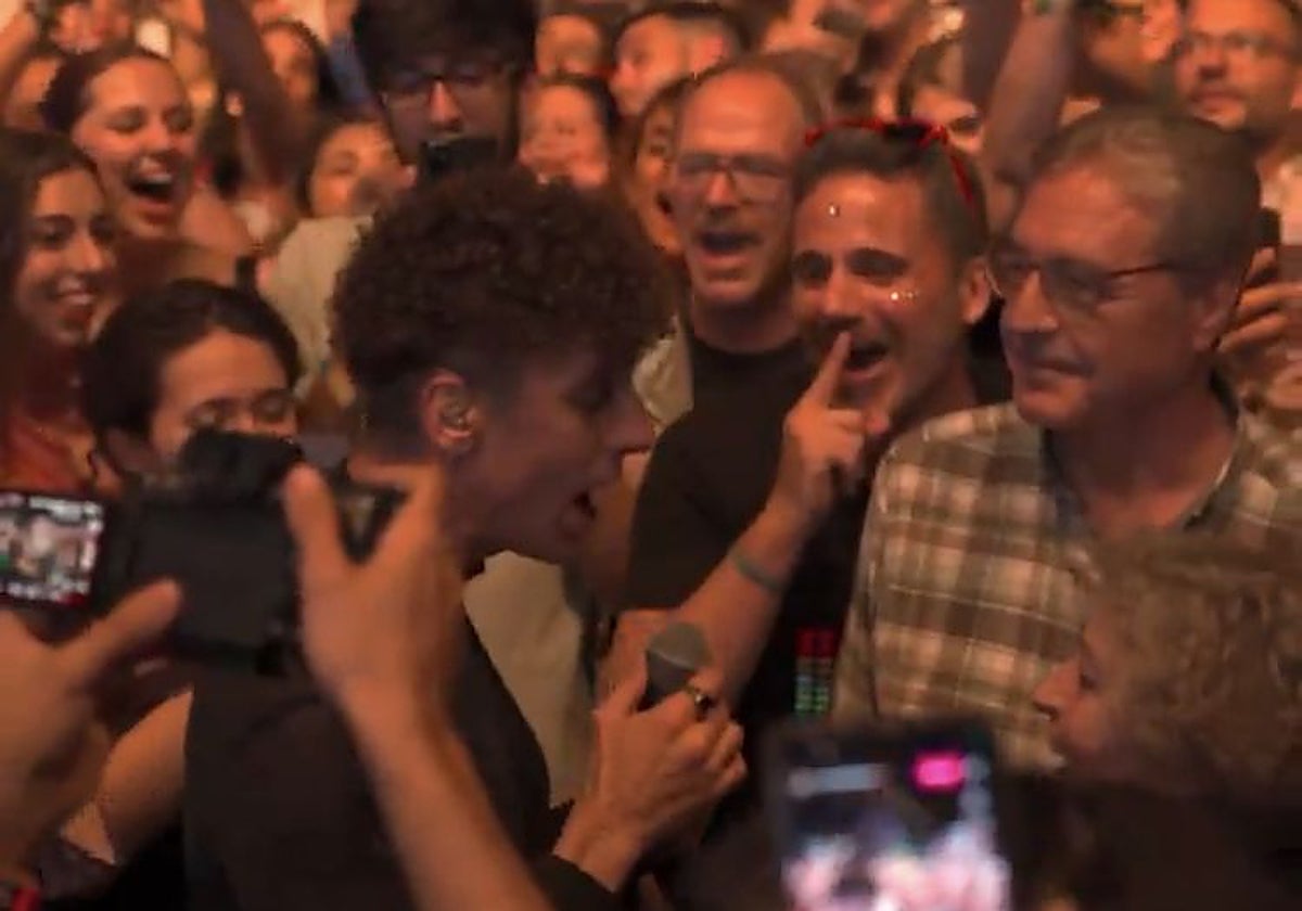 Diego Arroyo cantando a su madre