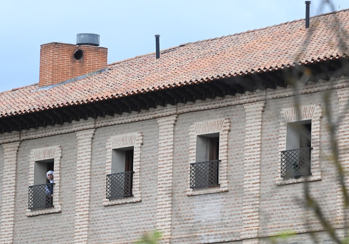 Una de las religiosas del convento de las clarisas de Belorado (Burgos), este lunes asomada a una de las ventanas del cenobio