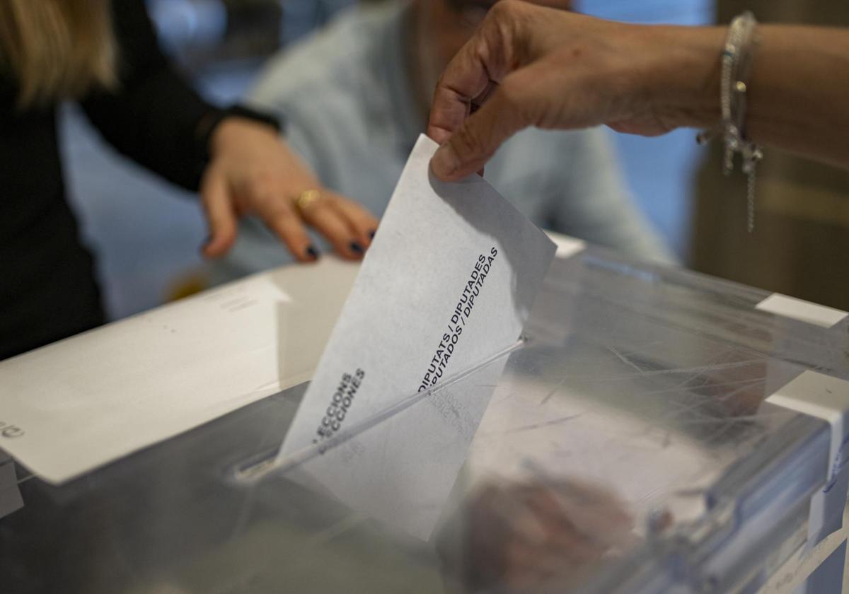 Un ciudadano catalán ejerce su derecho a voto durante la jornada del 12 de mayo