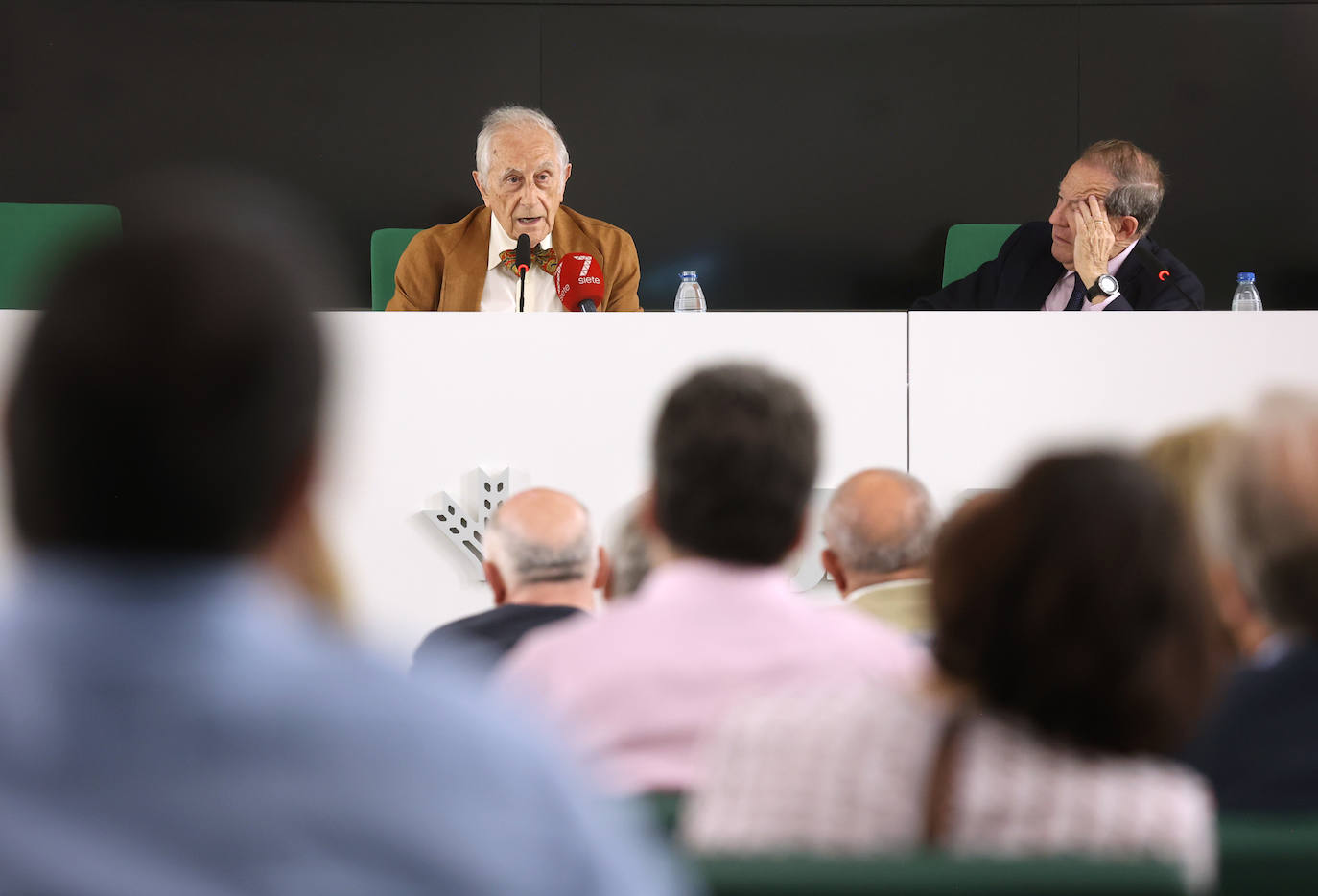 Fotos: la charla de Inocencio Arias en el Centro Cultural José Luis García Palacios