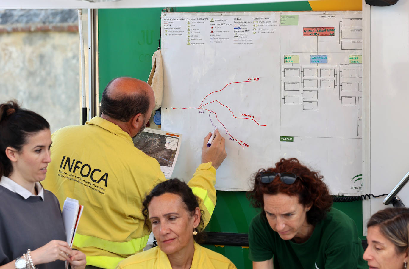 Fotos: así se dirige la lucha contra un incendio forestal en Córdoba