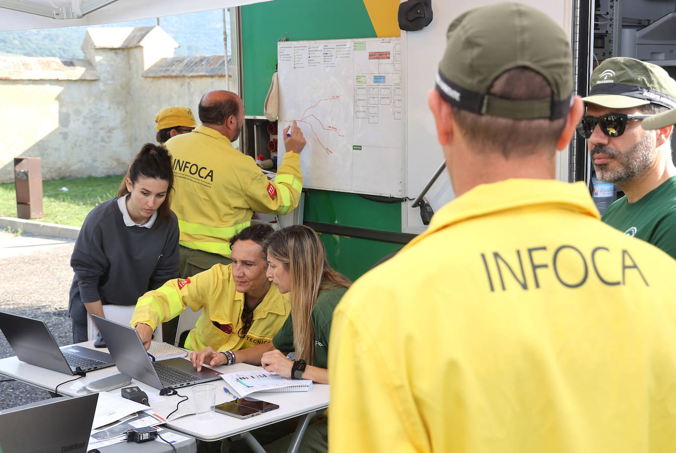 Fotos: así se dirige la lucha contra un incendio forestal en Córdoba