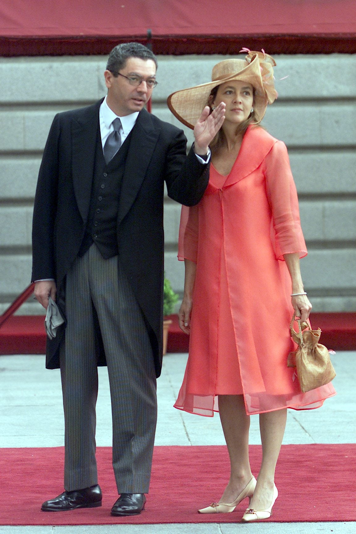 Cuenta Alberto Ruiz Gallardón, alcalde de Madrid en aquel momento, que el mismo día en que la Casa Real anunció el compromiso de Don Felipe y Letizia Ortiz Rocasolano, recibió la llamada de Juan Carlos I: «Quería que la ciudad de Madrid colaborase de una forma muy especial en lo que iba a ser un acontecimiento, sin duda, histórico. La ciudad tenía no solamente que tener una logística preparada para un acontecimiento de esa naturaleza —que modificaba los usos habituales del espacio público—, sino también para canalizar lo que estábamos seguros que iba a ser, y de hecho lo fue, una participación popular». 