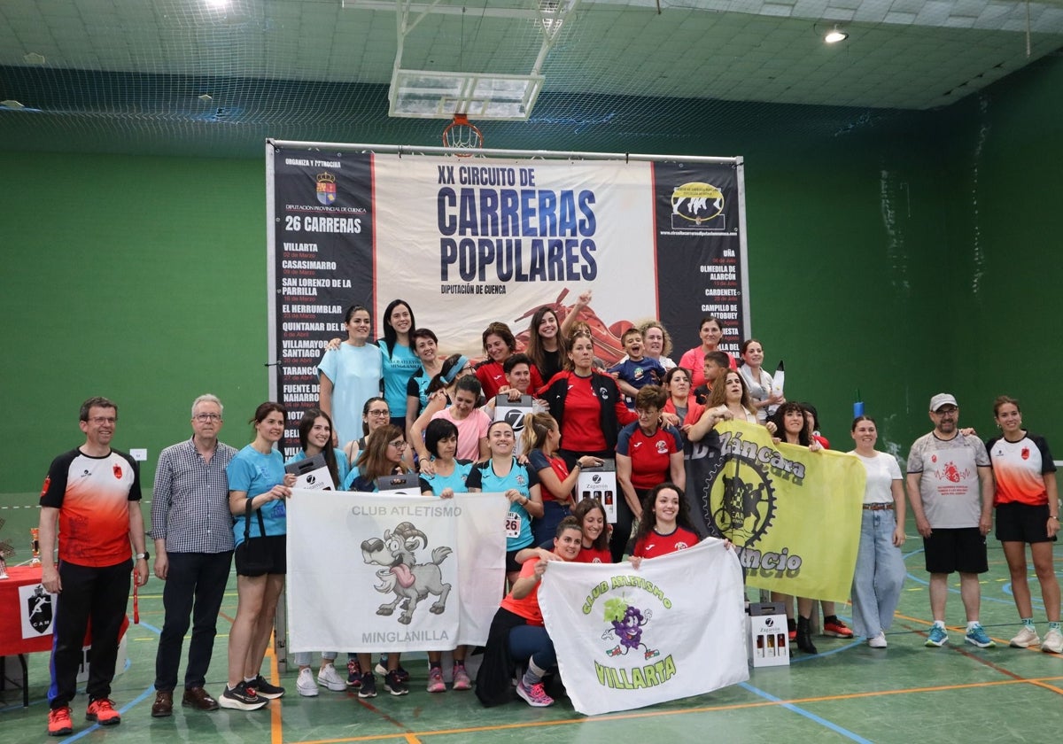 Foto de familia de varios clubes en la Carrera Popular Subida al Castillo de Mota del Cuervo