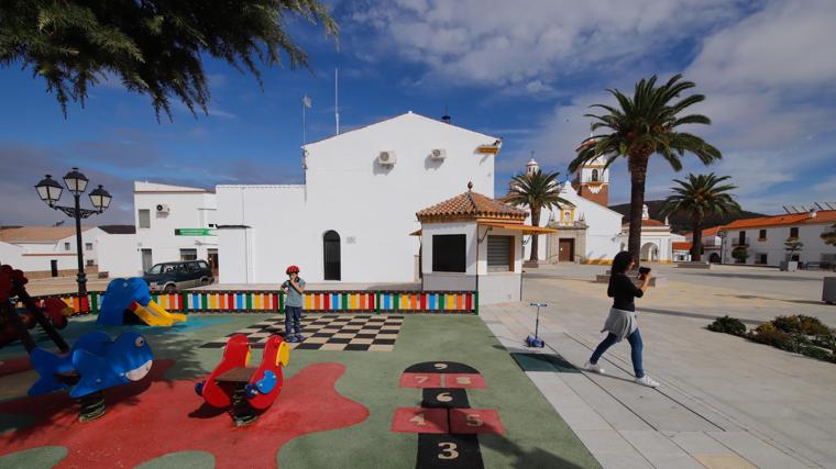 Un niño juega en un parque infantil en el municipio de Los Blázquez