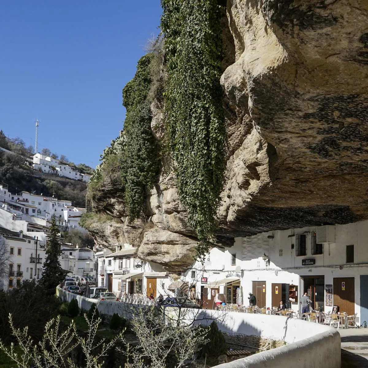 El pueblo de España que se encuentra enclavado en una roca