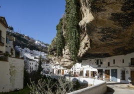 El desconocido pueblo de España que se encuentra enclavado en una roca: dónde está y cómo llegar