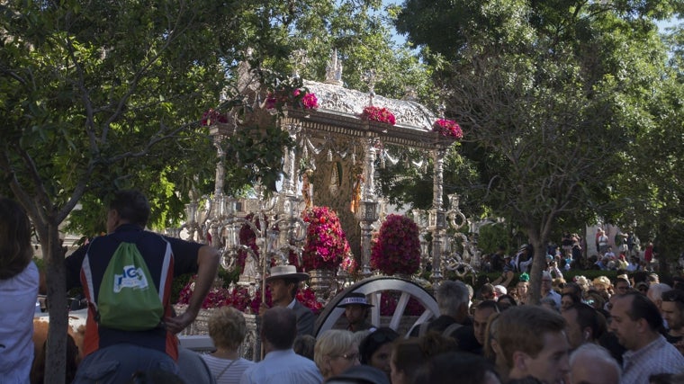 Simpecado de la hermandad del Rocío de Sevilla