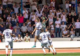 David Feter marcó el único gol del partido en la victoria del Valdepeñas sobre el Pedroñeras ante más de 1.500 espectadores en el campo de 'La Molineta'