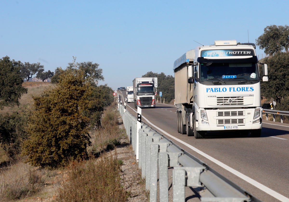 Una hilera de camiones por la N-432 a su paso por la comarca del Guadiato