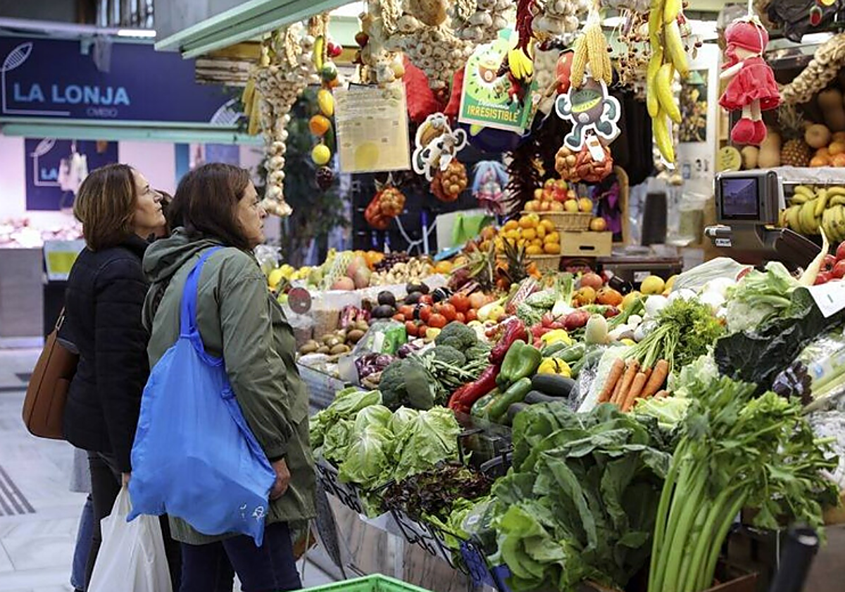Varias personas hacen la compra en un mercado de El Fontán de Oviedo