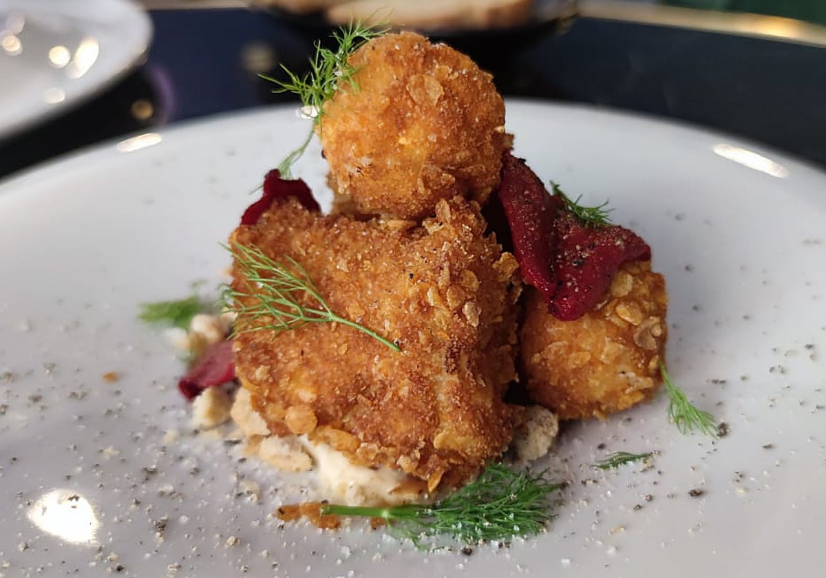 Macarrones XXL rellenos de crema de bacalao sobre un bizcocho napolitano, uno de los platos de la cocina italiana del chef Gennaro di Fiore que se puede degustar en Capú