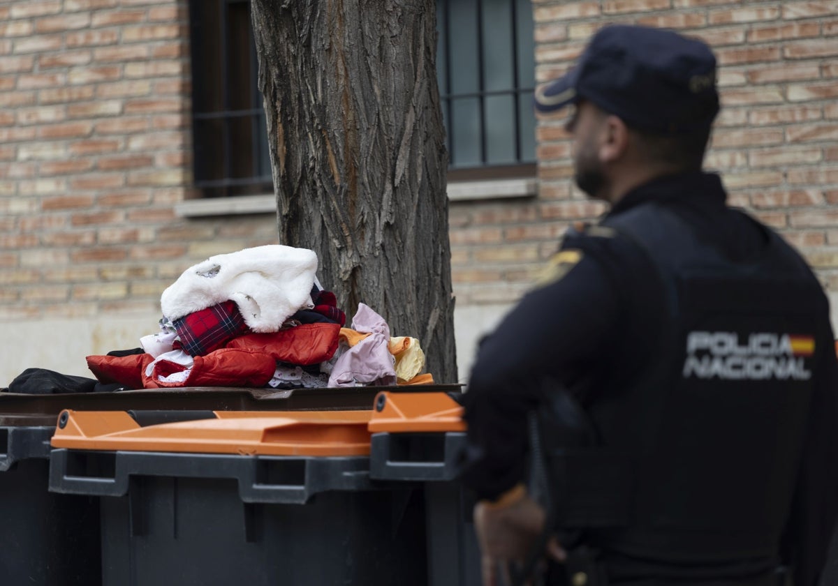 La Policía Nacional, el domingo, con las pertenencias que había junto al niño