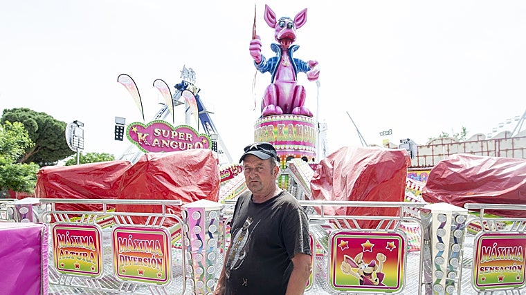 José Luis, delante de otra de sus atracciones, en la Pradera de San Isidro