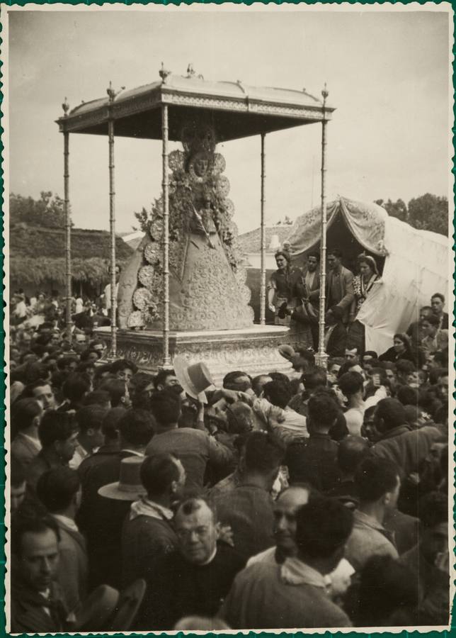 Almonte (Huelva), mayo de 1944. La Blanca Paloma posesiona en brazos de los fieles. 