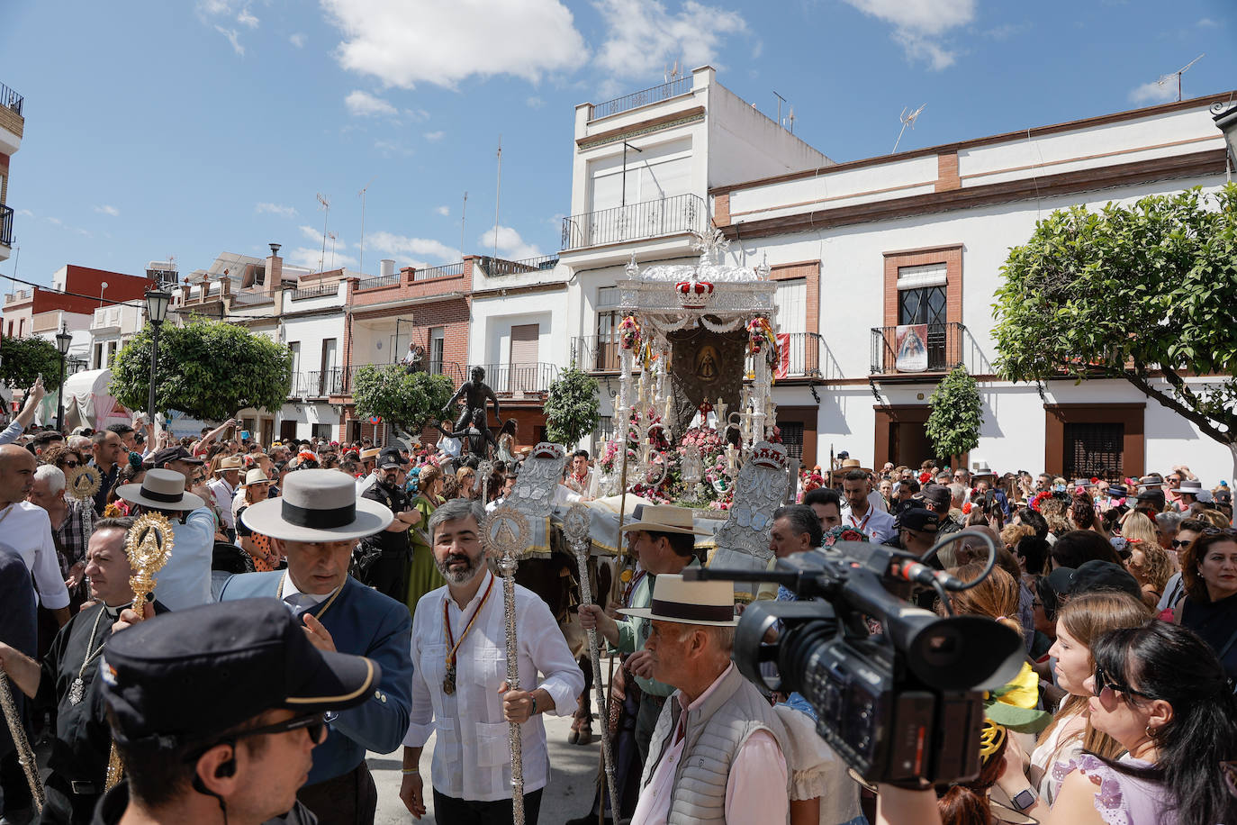 La Hermandad de Coria del Río ha iniciado hoy martes su peregrinación hacia la aldea del Rocío 