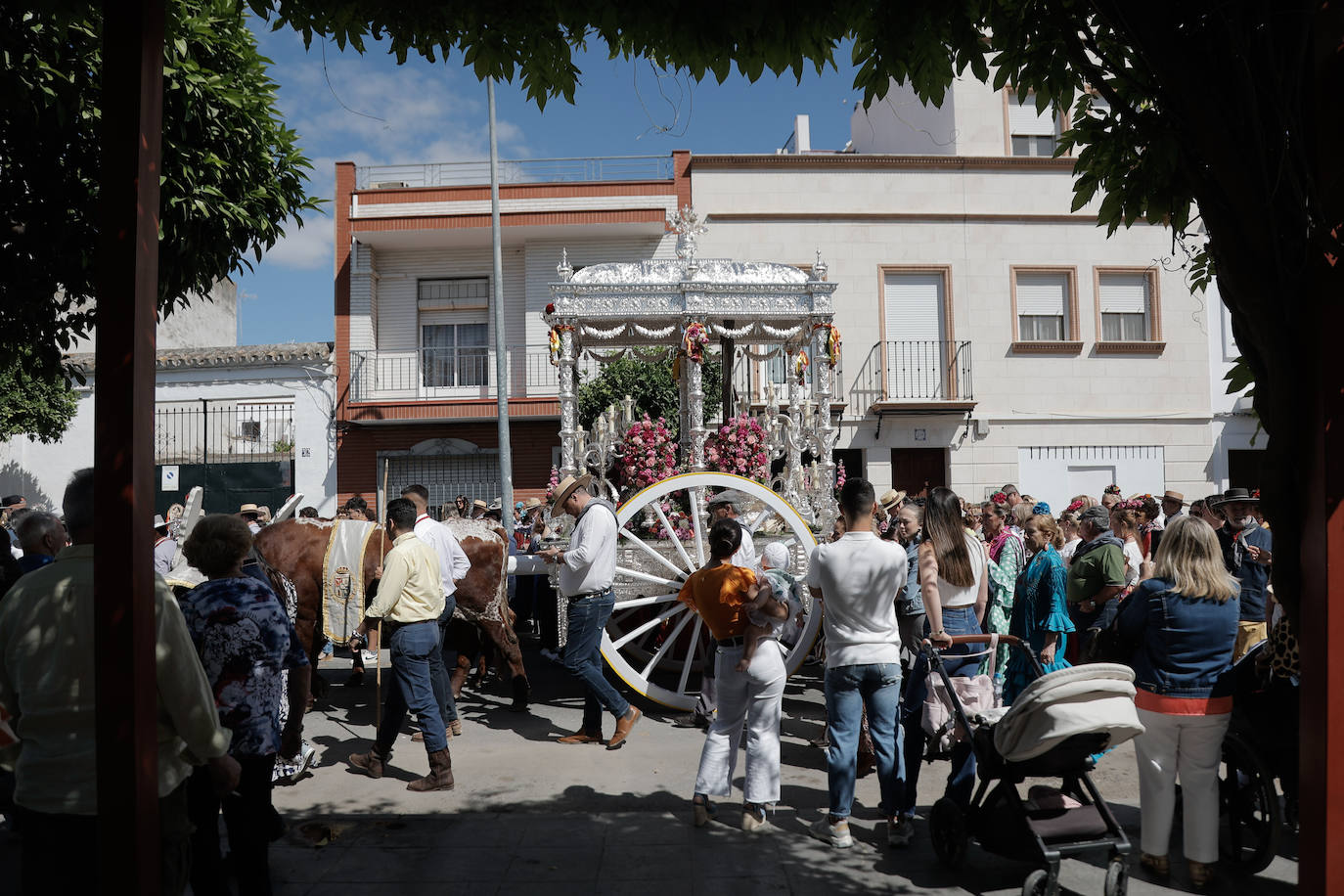 La Hermandad de Coria del Río ha iniciado hoy martes su peregrinación hacia la aldea del Rocío 