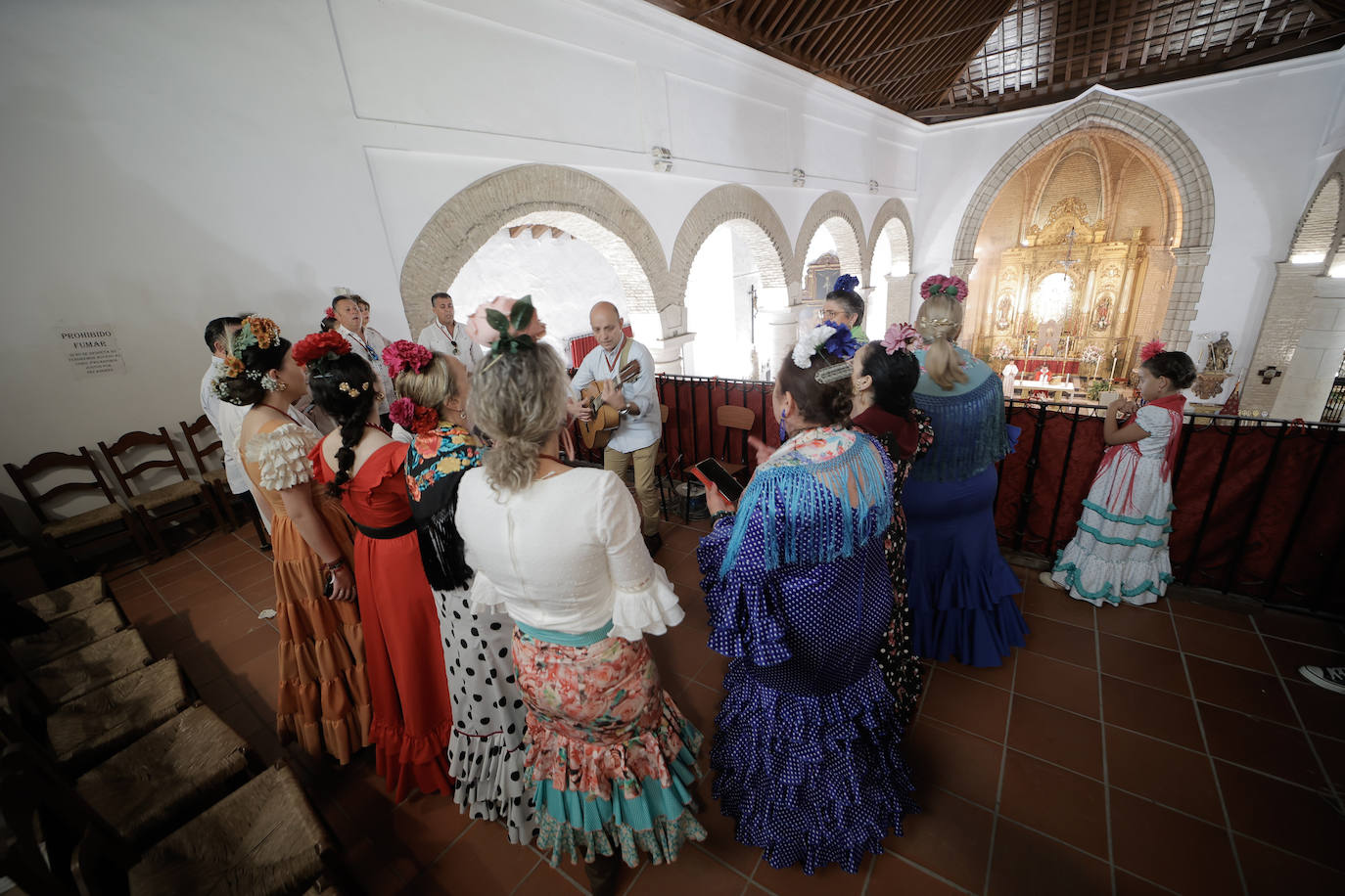 La Hermandad de Coria del Río ha iniciado hoy martes su peregrinación hacia la aldea del Rocío 