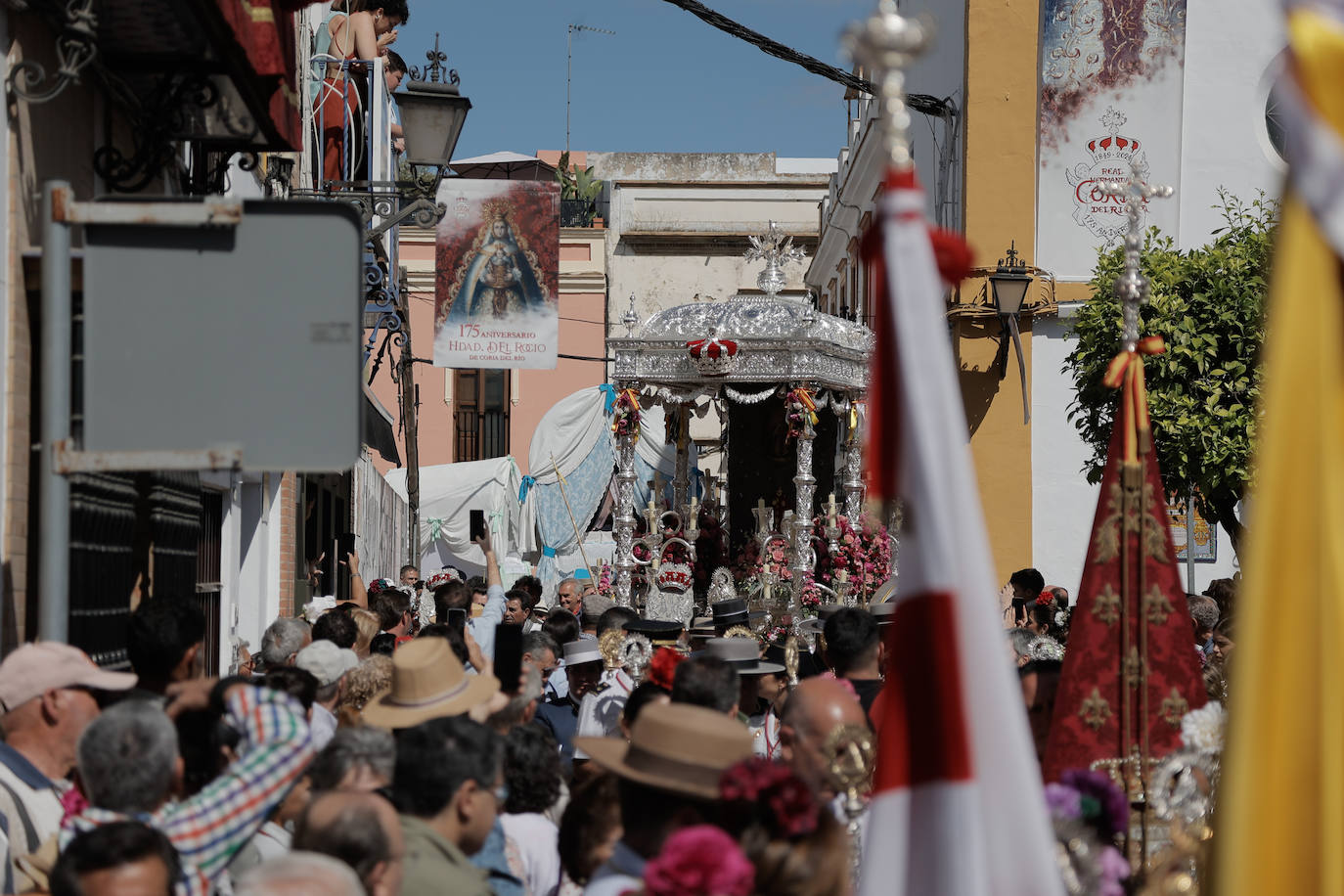 La Hermandad de Coria del Río ha iniciado hoy martes su peregrinación hacia la aldea del Rocío 