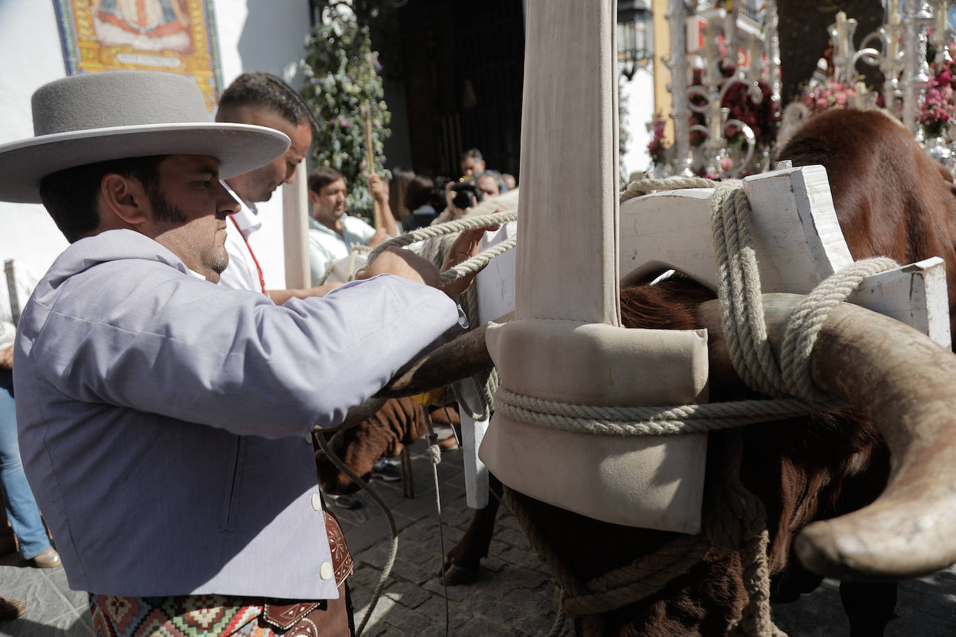 La Hermandad de Coria del Río ha iniciado hoy martes su peregrinación hacia la aldea del Rocío 