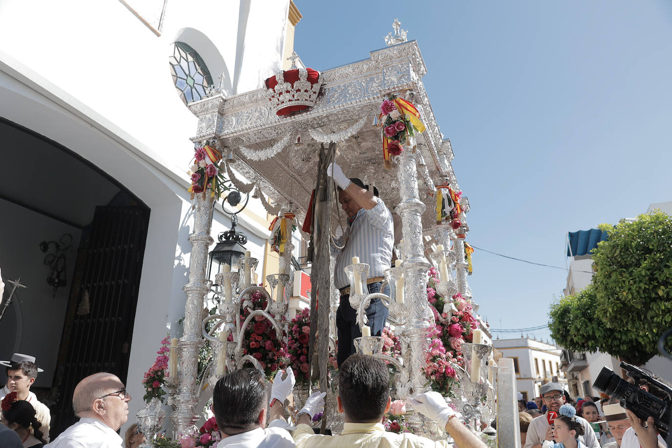 La Hermandad de Coria del Río ha iniciado hoy martes su peregrinación hacia la aldea del Rocío 