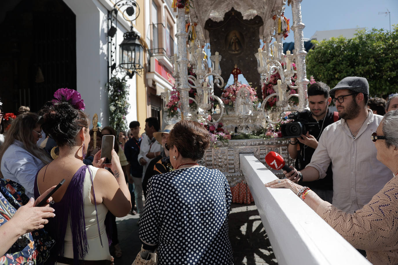 La Hermandad de Coria del Río ha iniciado hoy martes su peregrinación hacia la aldea del Rocío 