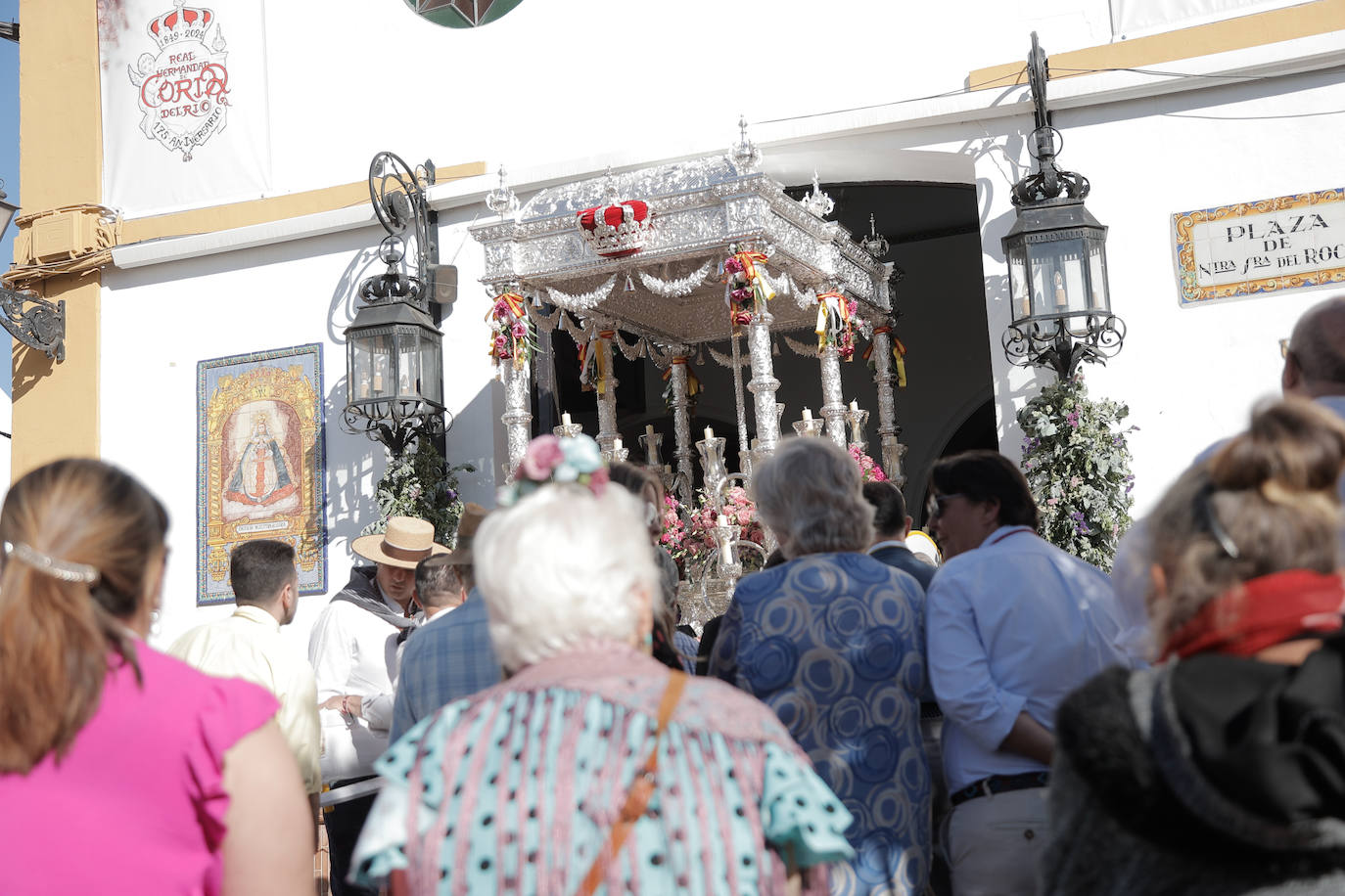 La Hermandad de Coria del Río ha iniciado hoy martes su peregrinación hacia la aldea del Rocío 