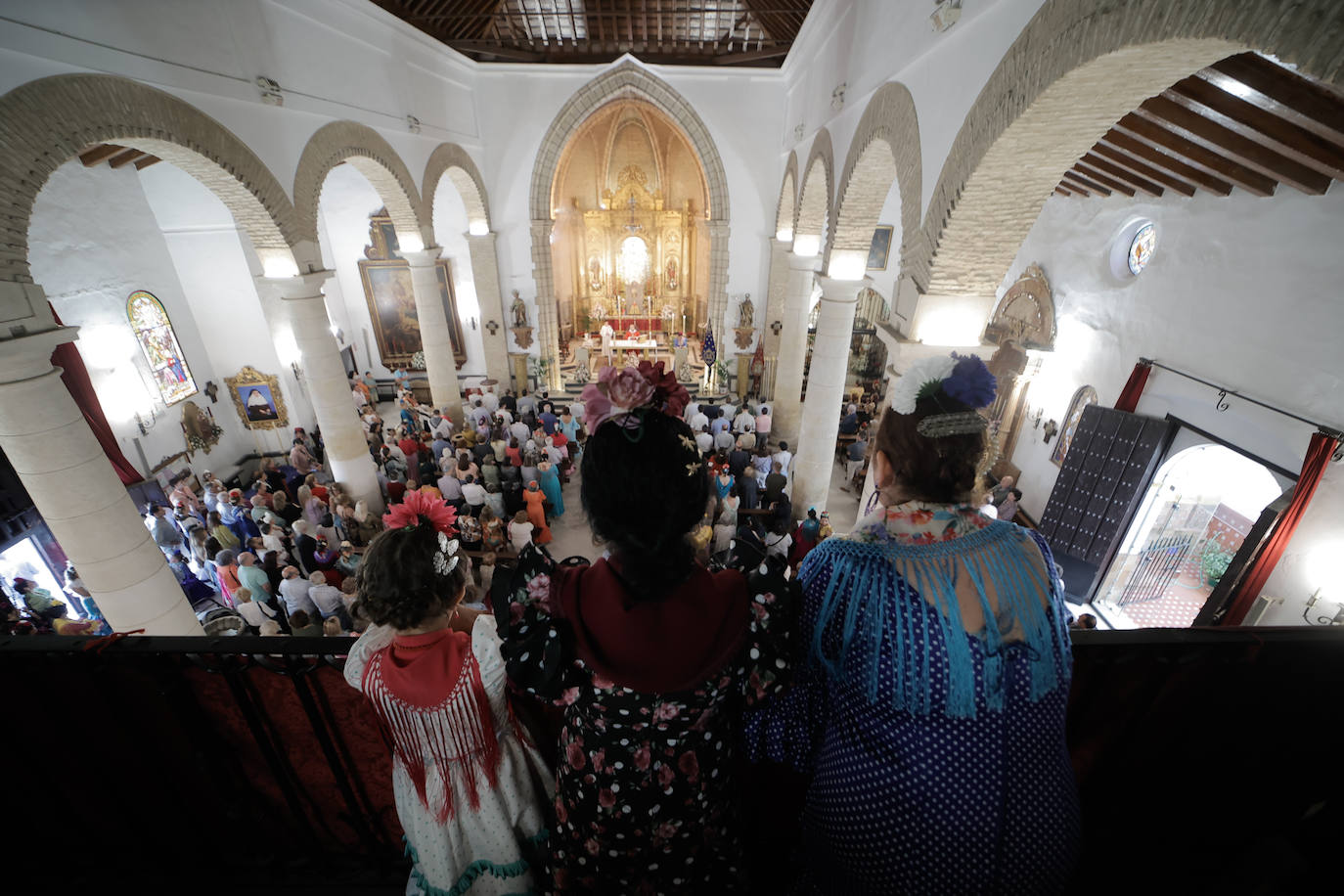 La Hermandad de Coria del Río ha iniciado hoy martes su peregrinación hacia la aldea del Rocío 