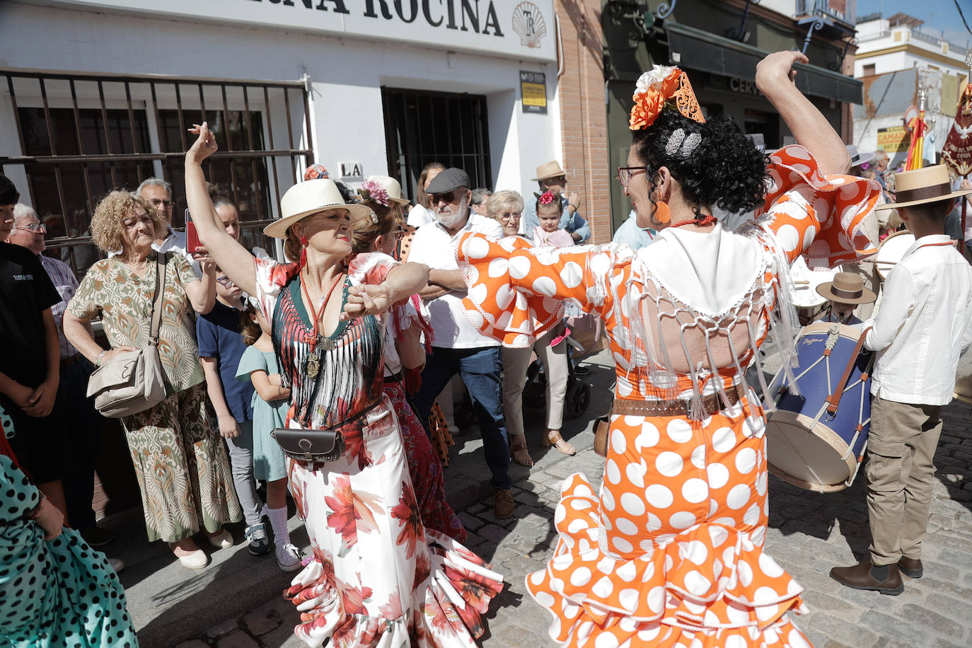 La Hermandad de Coria del Río ha iniciado hoy martes su peregrinación hacia la aldea del Rocío 