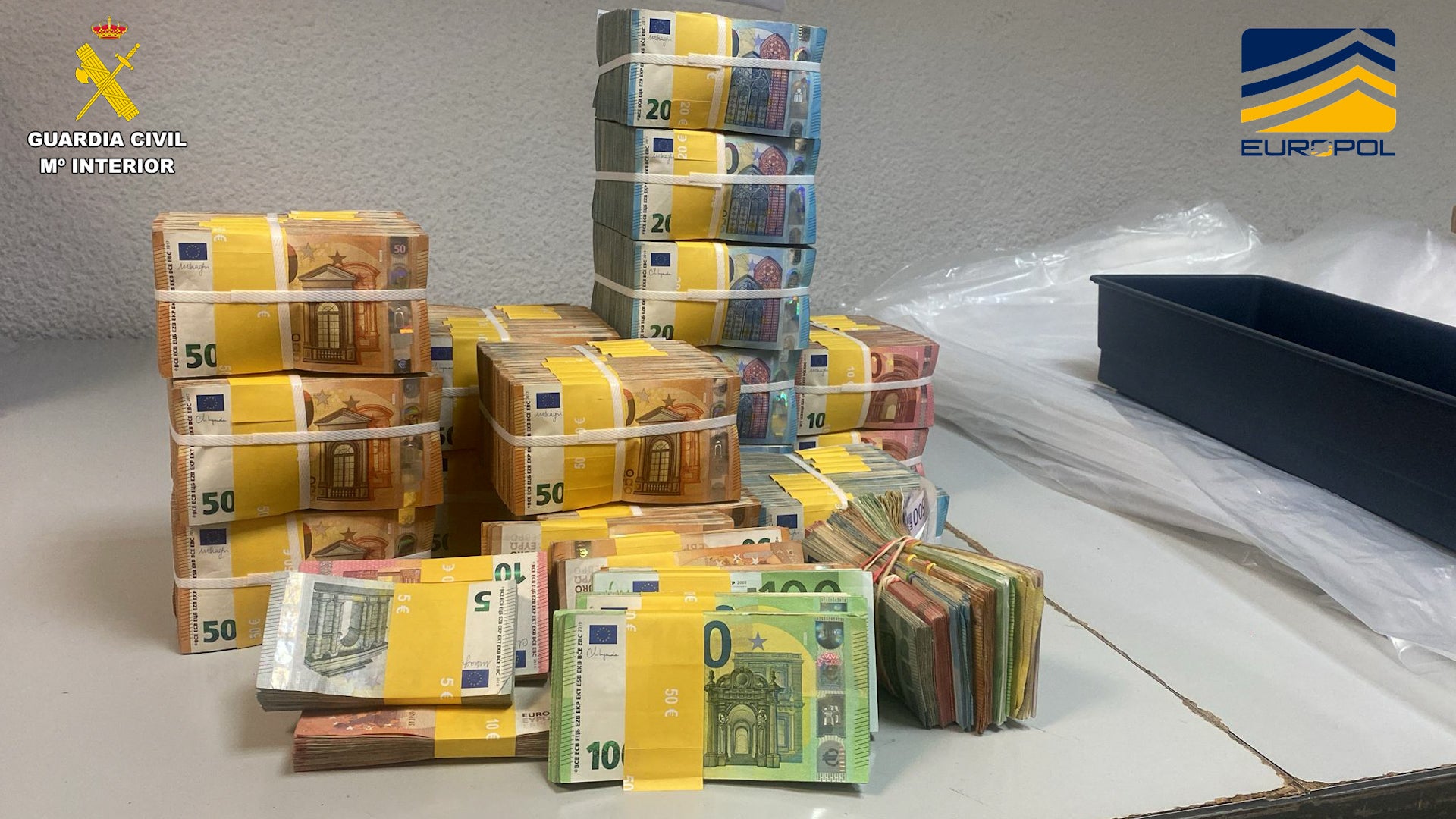 Cae una red criminal internacional dedicada al cultivo de marihuana con centro en Iniesta