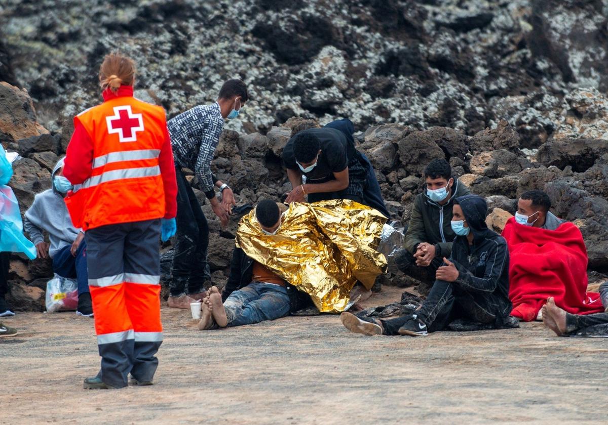 La Cruz Roja atiende a los 35 ocupantes de una patera que llegó a Lanzarote en 2021