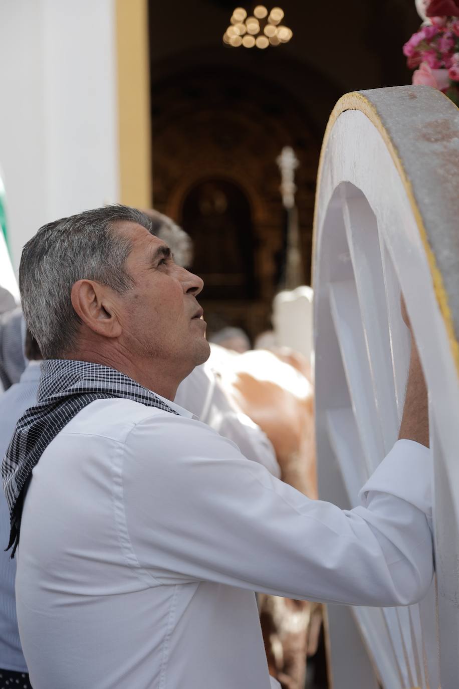 La Hermandad de Coria del Río ha iniciado hoy martes su peregrinación hacia la aldea del Rocío 