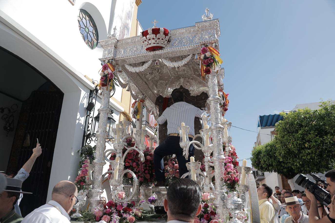 La Hermandad de Coria del Río ha iniciado hoy martes su peregrinación hacia la aldea del Rocío 
