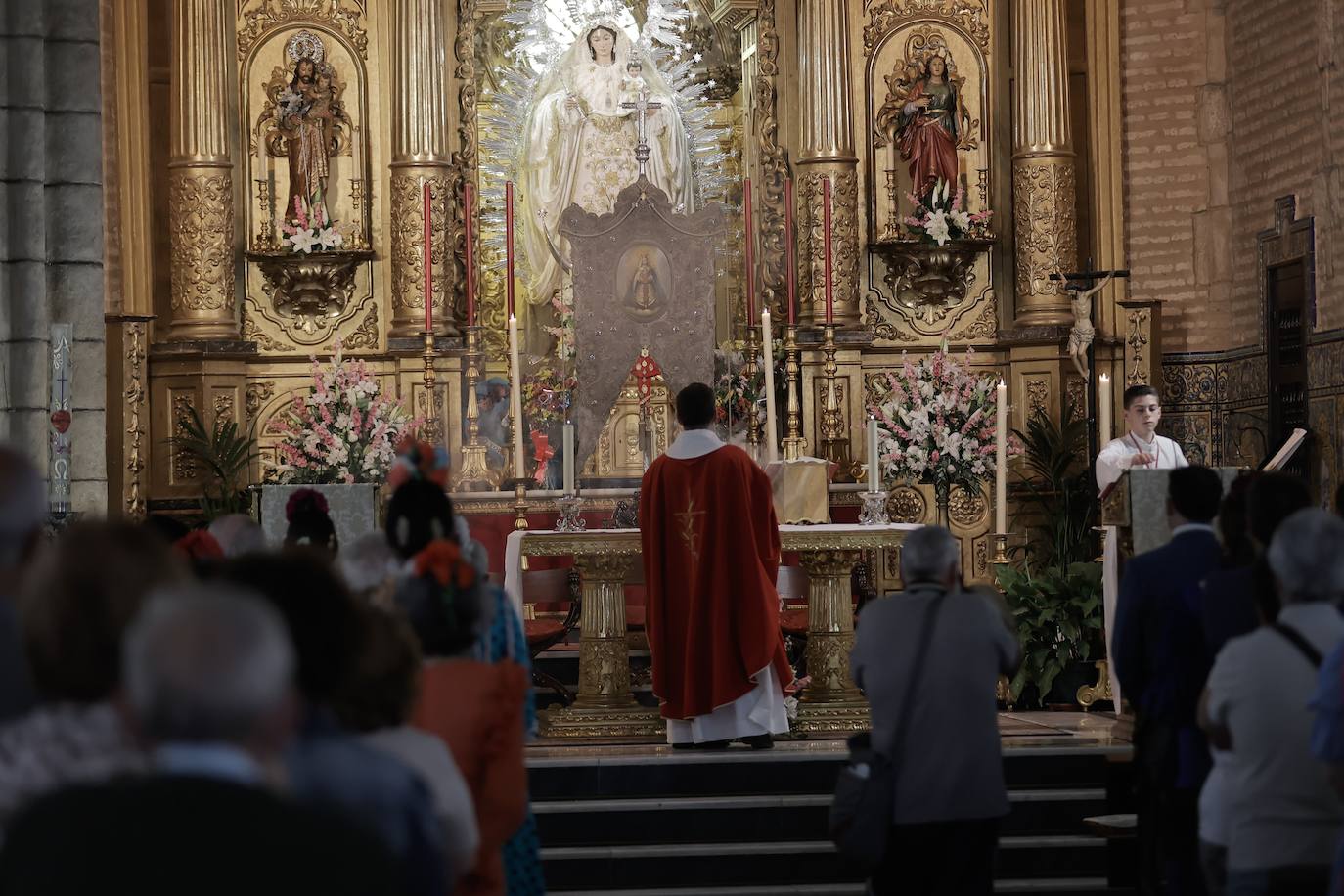 La Hermandad de Coria del Río ha iniciado hoy martes su peregrinación hacia la aldea del Rocío 