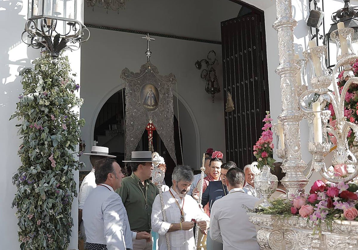 La Hermandad de Coria del Río ha iniciado hoy martes su peregrinación hacia la aldea del Rocío