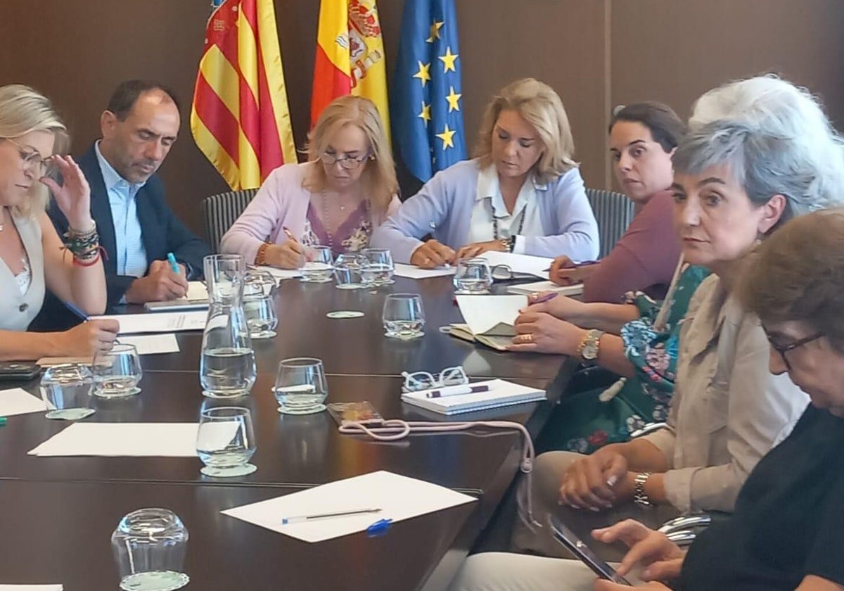 La vicepresidenta y consellera Susana Camarero, reunida con representantes de asociaciones de mujeres.