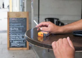 Una persona fuma en una terraza de Lugo, en una imagen de archivo