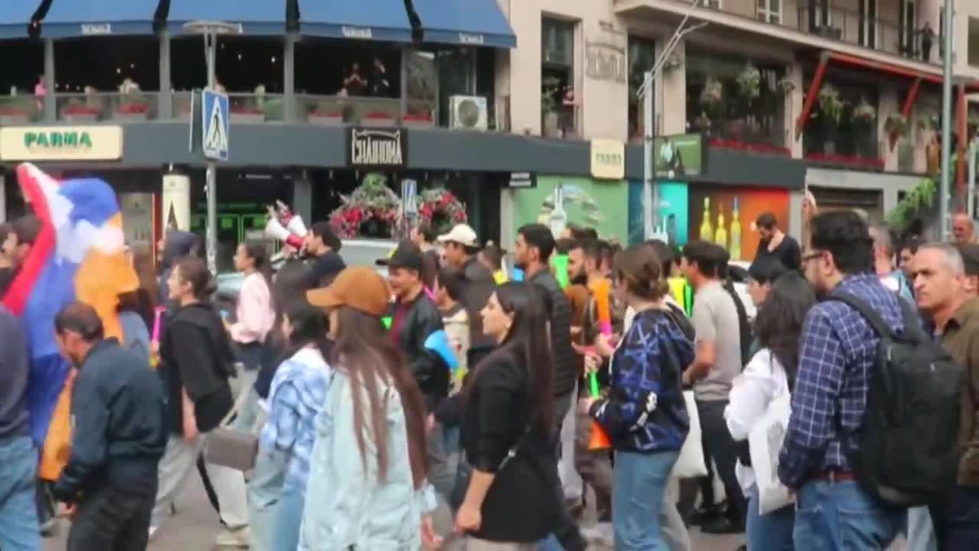 Siguen las protestas de la oposición armenia para exigir la renuncia del primer ministro