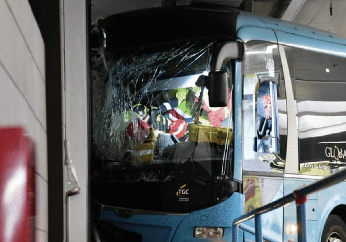 La guagua ha quedado empotrada en la pared de la estación, pasando por encima de uno de los bancos del andén