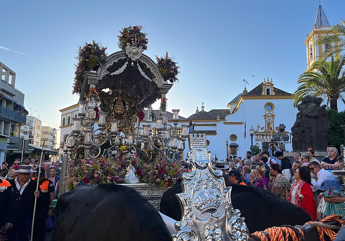 La carreta del Simpecado nazareno, tirada por los bueyes, esta mañana en su salida