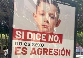 Cartel de la polémica en una marquesina de Almería